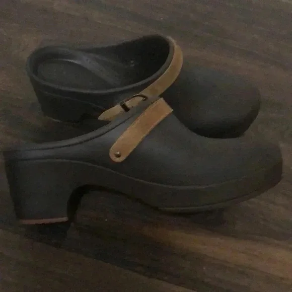 CROCS Women's Sarah Suede Buckle Slip on Mules Clogs heels Brown Women … - Picture 1 of 10